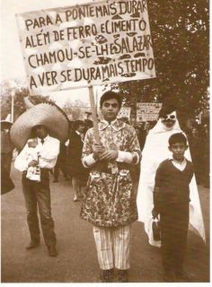 A parade in the 1960s: a freshman's placard about the bridge that, “to last longer, besides iron and cement, was named Salazar”.